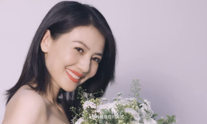 不老女神高圆圆产后复出 穿深V红裙拍宣传片甜笑依然清纯