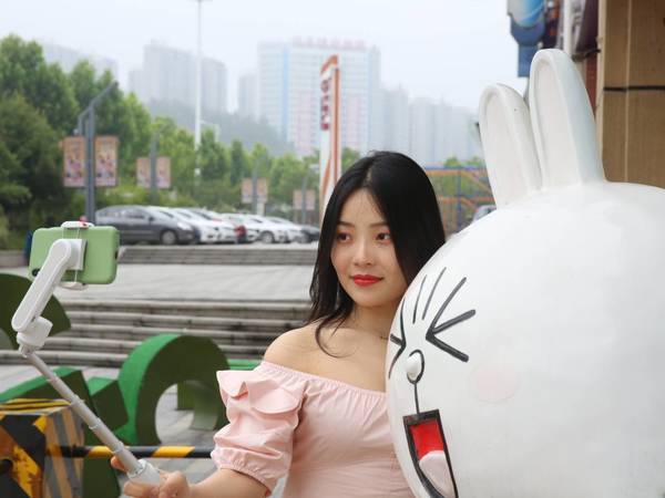 让小姐姐爱不释手的进化版自拍杆，小而强大