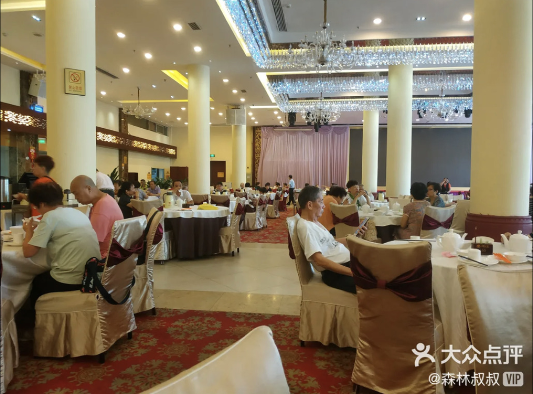 南粤嘉宴是由二层楼高的太古仓厂房改造而成的五钻级大酒楼,已经开了