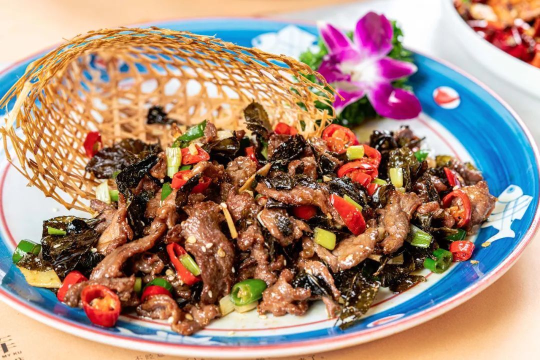 欢迎的菜,上桌率90%,也给你们推荐一下~茶香牛肉秘制牛肉片和*级绿茶