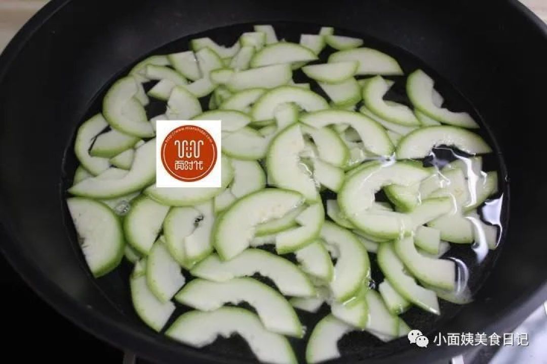 西葫芦教你一个新吃法,好吃又好看,过年露一手,招待客人也有面子 !
