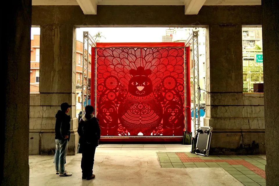 库克点赞的Apple门店外的巨幅剪纸装，来自台湾艺术家杨士毅