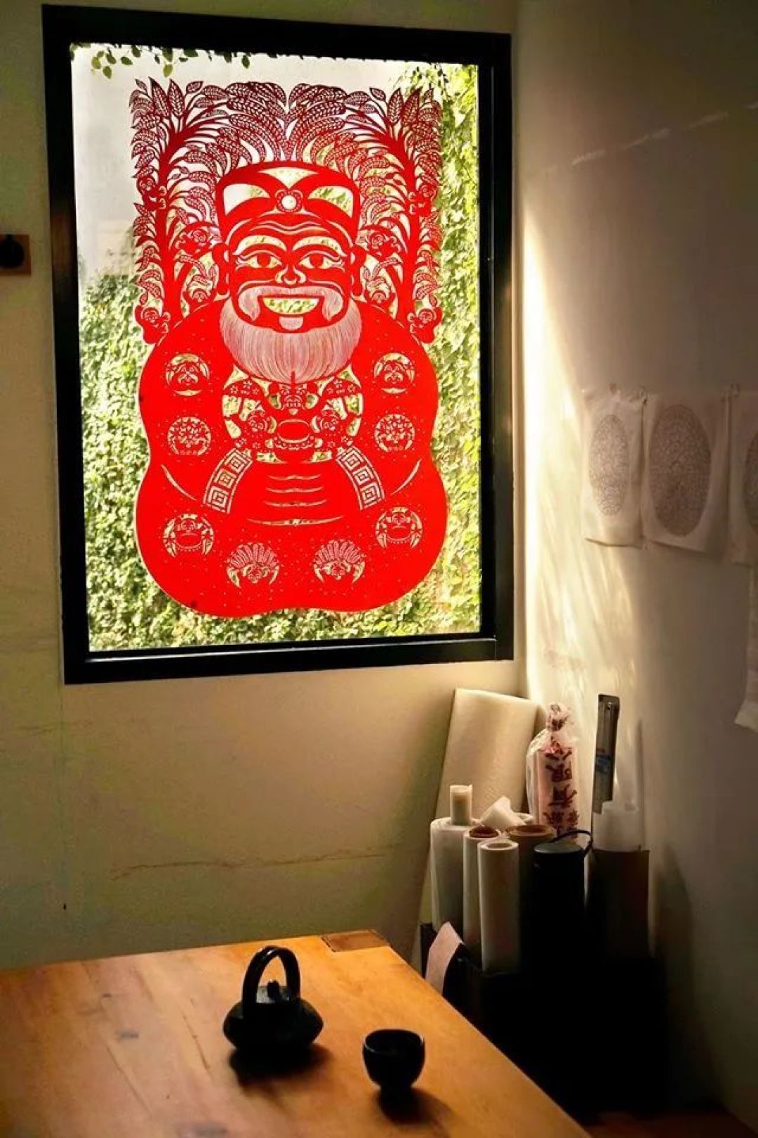 门店外的巨幅剪纸装,来自台湾艺术家杨士毅