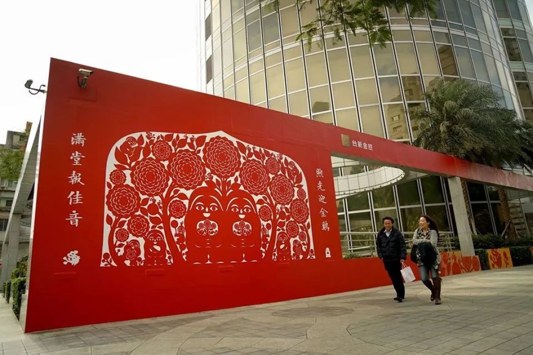 库克点赞的Apple门店外的巨幅剪纸装,来自台湾艺术家杨士毅