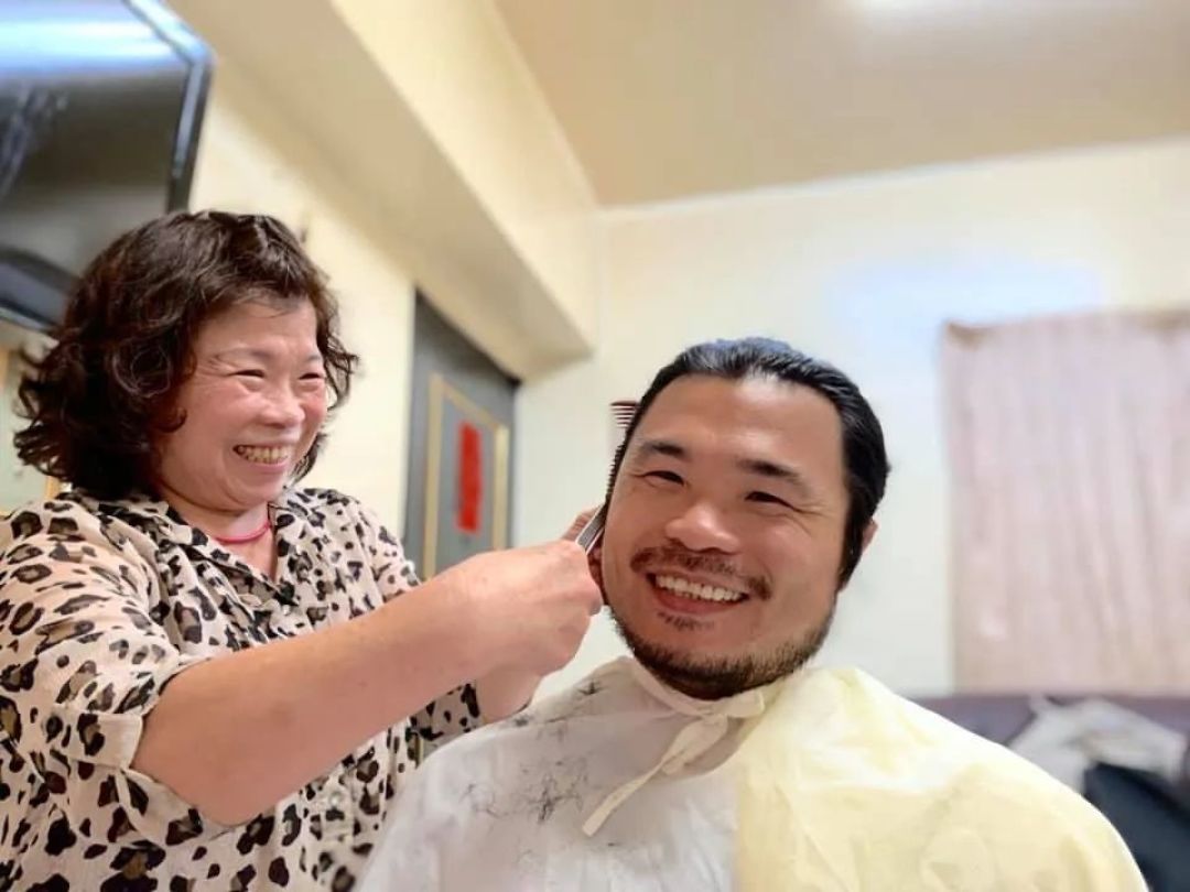 门店外的巨幅剪纸装,来自台湾艺术家杨士毅