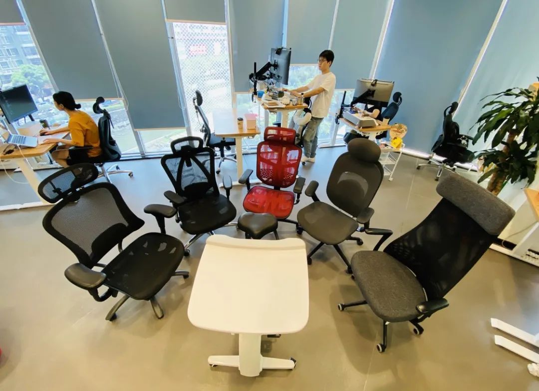我们买了 5 把千元级人体工学椅｜少数派的办公室改造计划