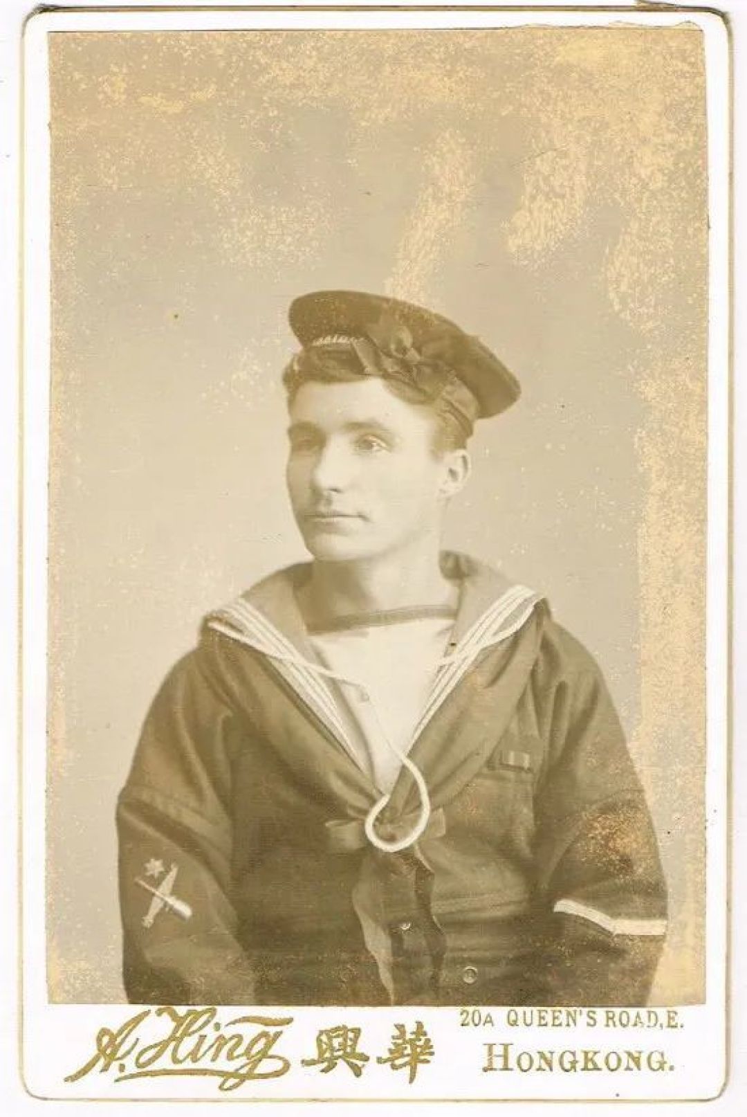 水手服最早于1857年正式作为制服运用到英国皇家海军,然后逐渐在全