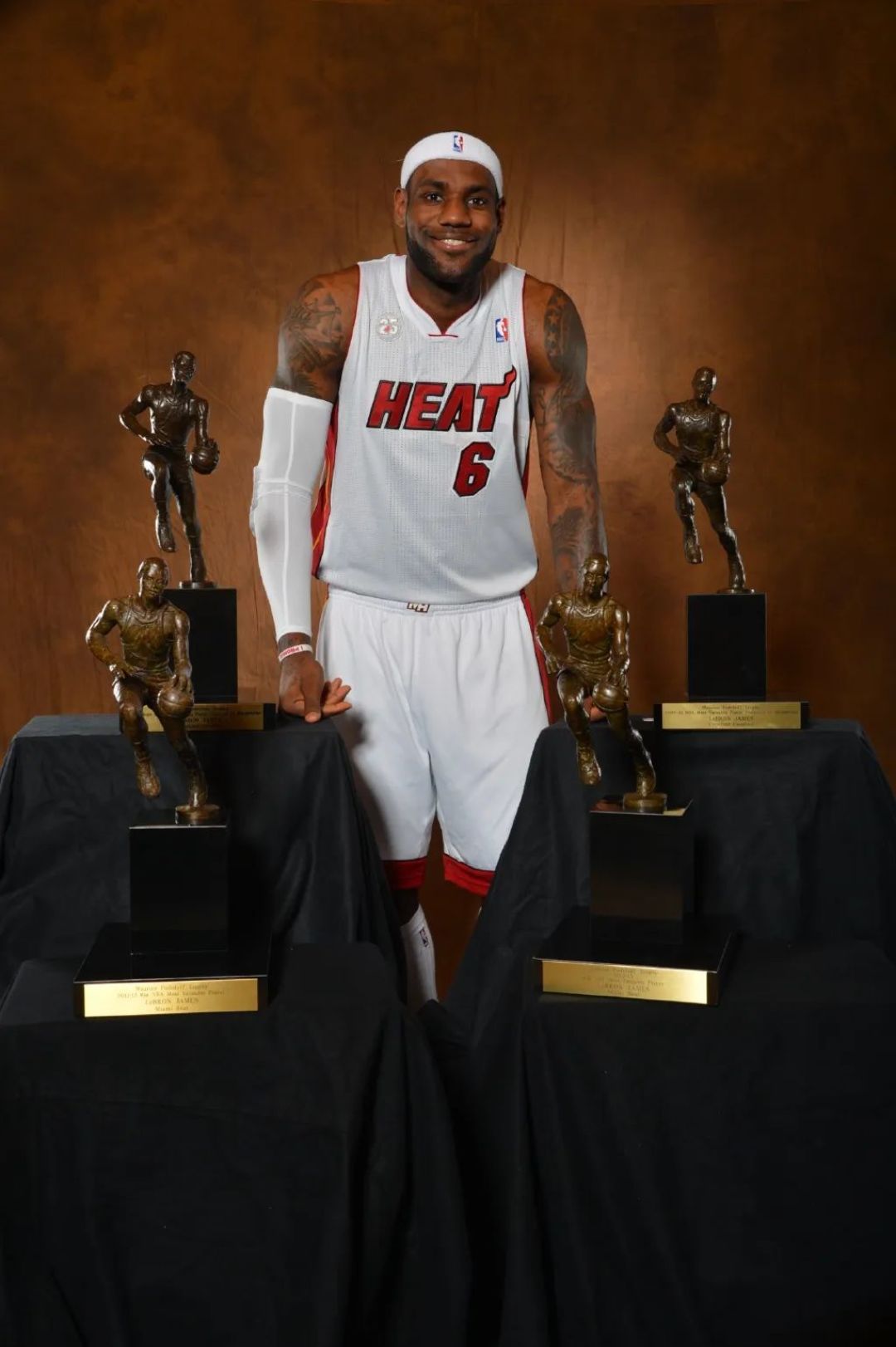 LBJ8复刻回归:“做自己的皇帝”