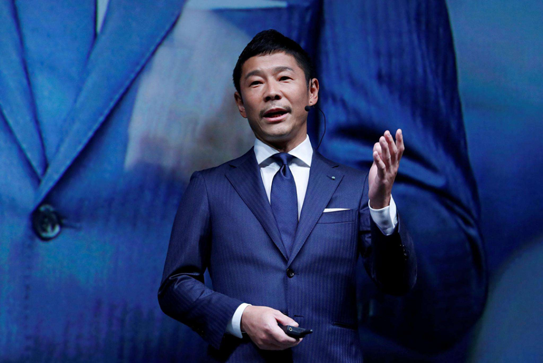 要玩月亮的日本大富商,人生如此狂放 | 深度街潮