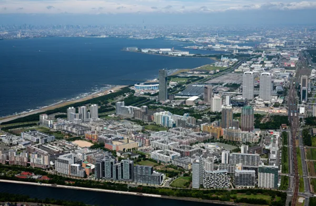 要玩月亮的日本大富商,人生如此狂放 | 深度街潮