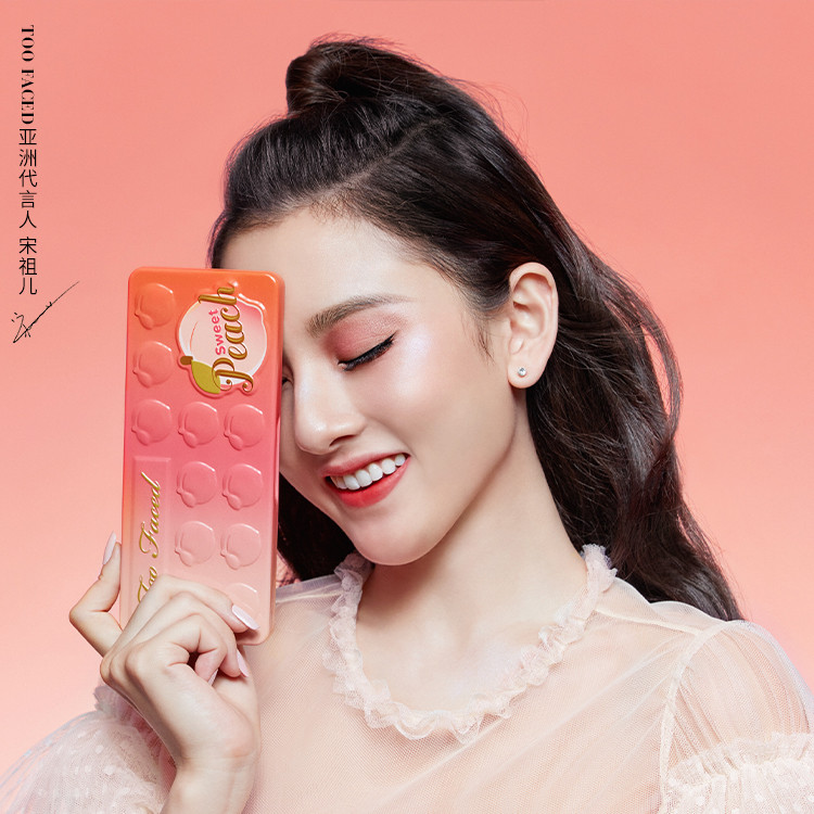 又甜又酷！宋祖儿成为网红彩妆品牌「Too Faced」亚洲代言人