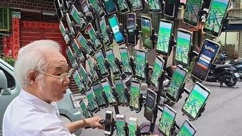 堪称最强手游玩家：老爷爷同时用64部手机玩《精灵宝可梦Go》