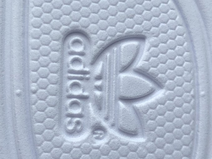 阿迪达斯跑鞋
