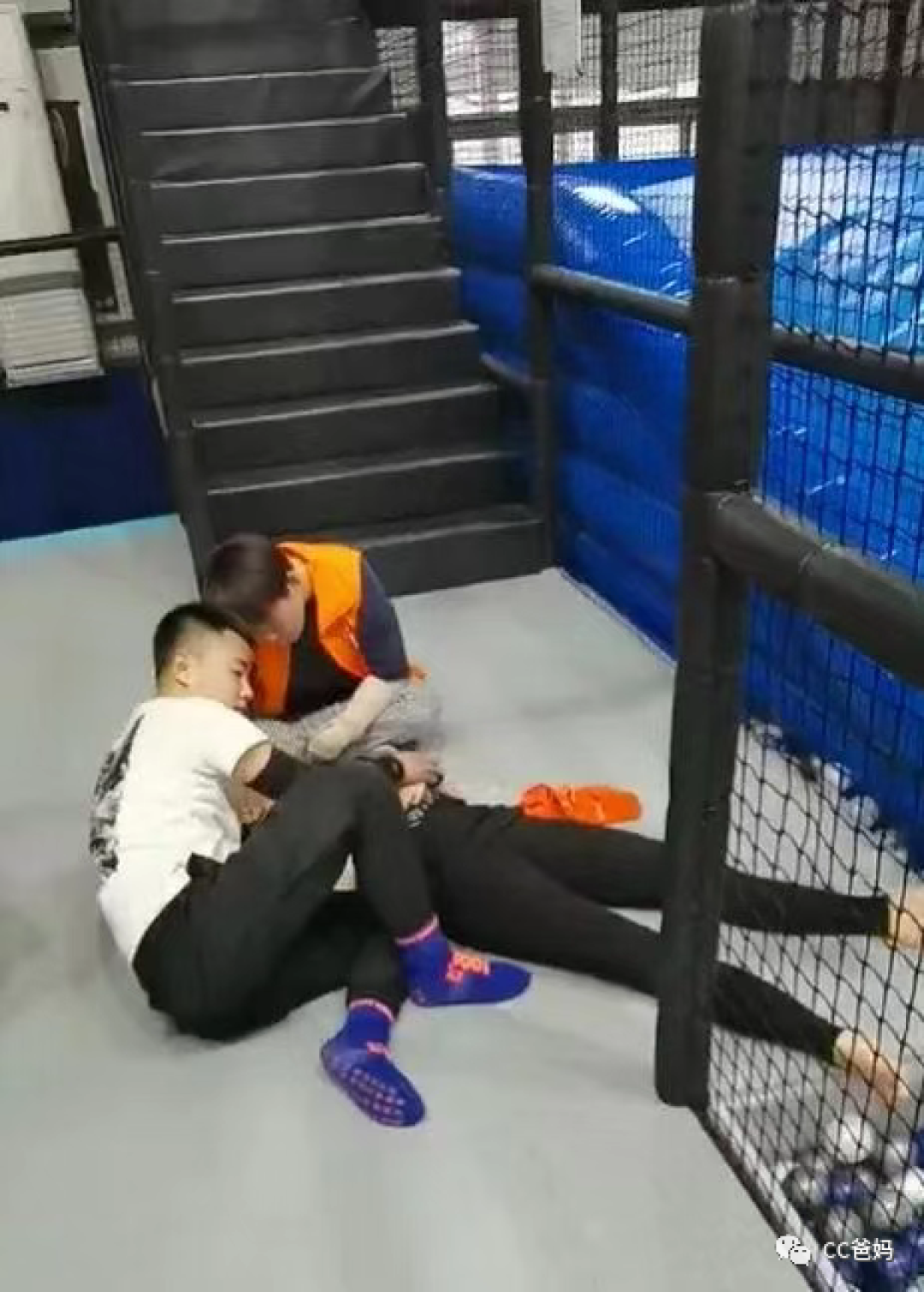 女研究生玩蹦床摔成瘫痪，从来没有人告诉你，这游戏有多危险！