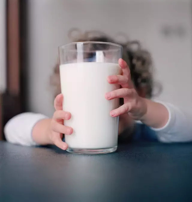 1岁后给娃喝牛奶？怎么选牛奶？这里有最客观的答案
