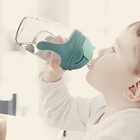 夏天让宝宝多喝水，不同月龄宝宝的水杯如何选？