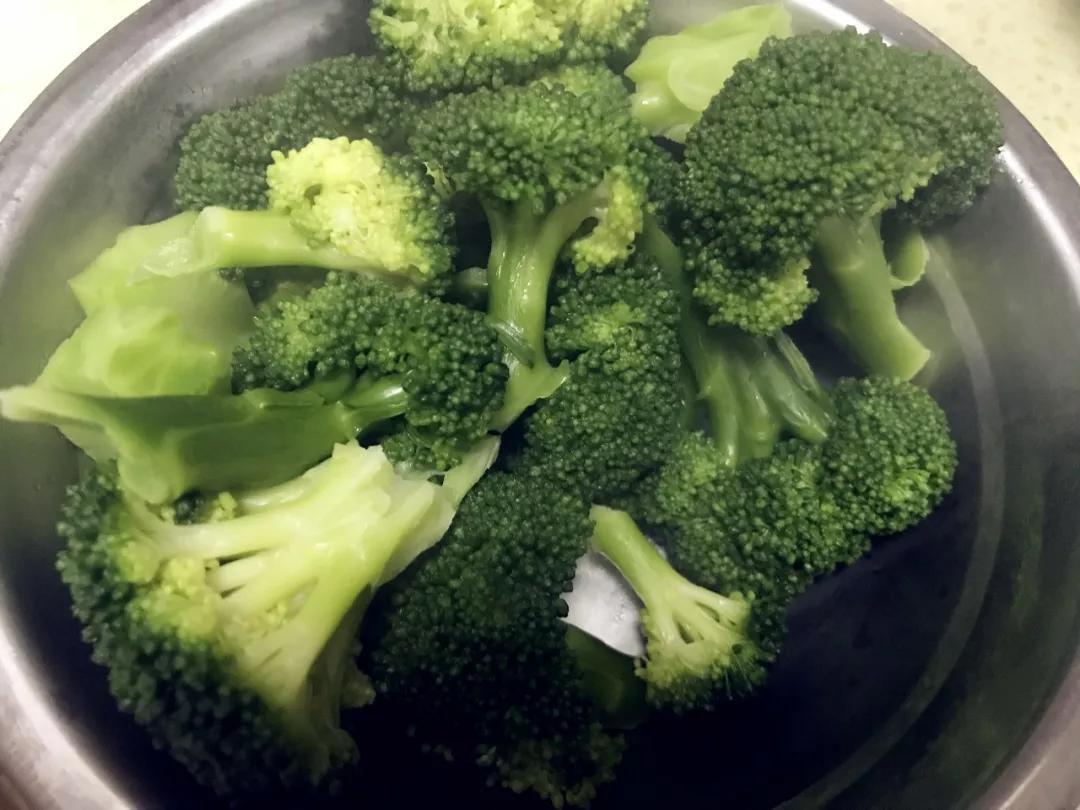 超长预警!6~24月龄宝宝,辅食吃多少,奶喝多少?这么安排最合理(超详细方案和食谱)
