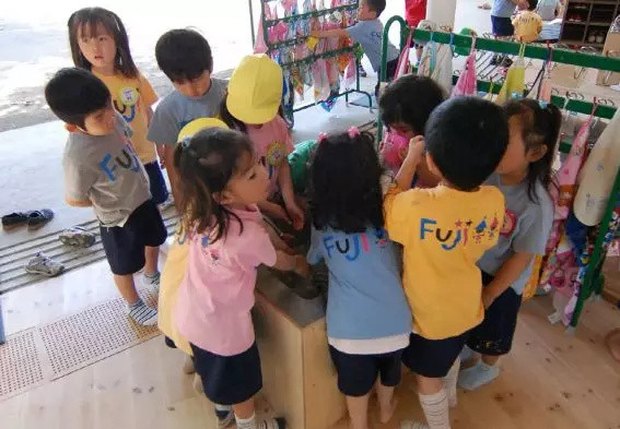 这个“甜甜圈”式的日本幼儿园带给了我们太多感动！