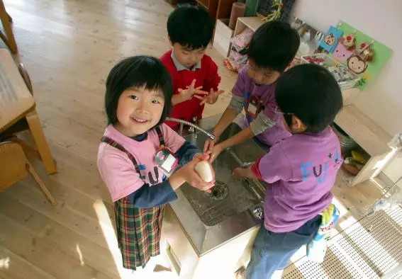 这个“甜甜圈”式的日本幼儿园带给了我们太多感动！