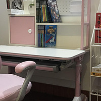 木子叨叨 篇一：儿童书桌怎么挑？这套桌椅能调节高度、防驼背、收纳空间多，越早买越划算