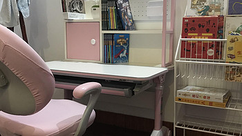 儿童书桌怎么挑？这套桌椅能调节高度、防驼背、收纳空间多，越早买越划算