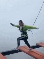 心痛,11岁女孩玩高空吊桥不幸坠落!暑假将至,别让这些“网红项目”伤了孩子