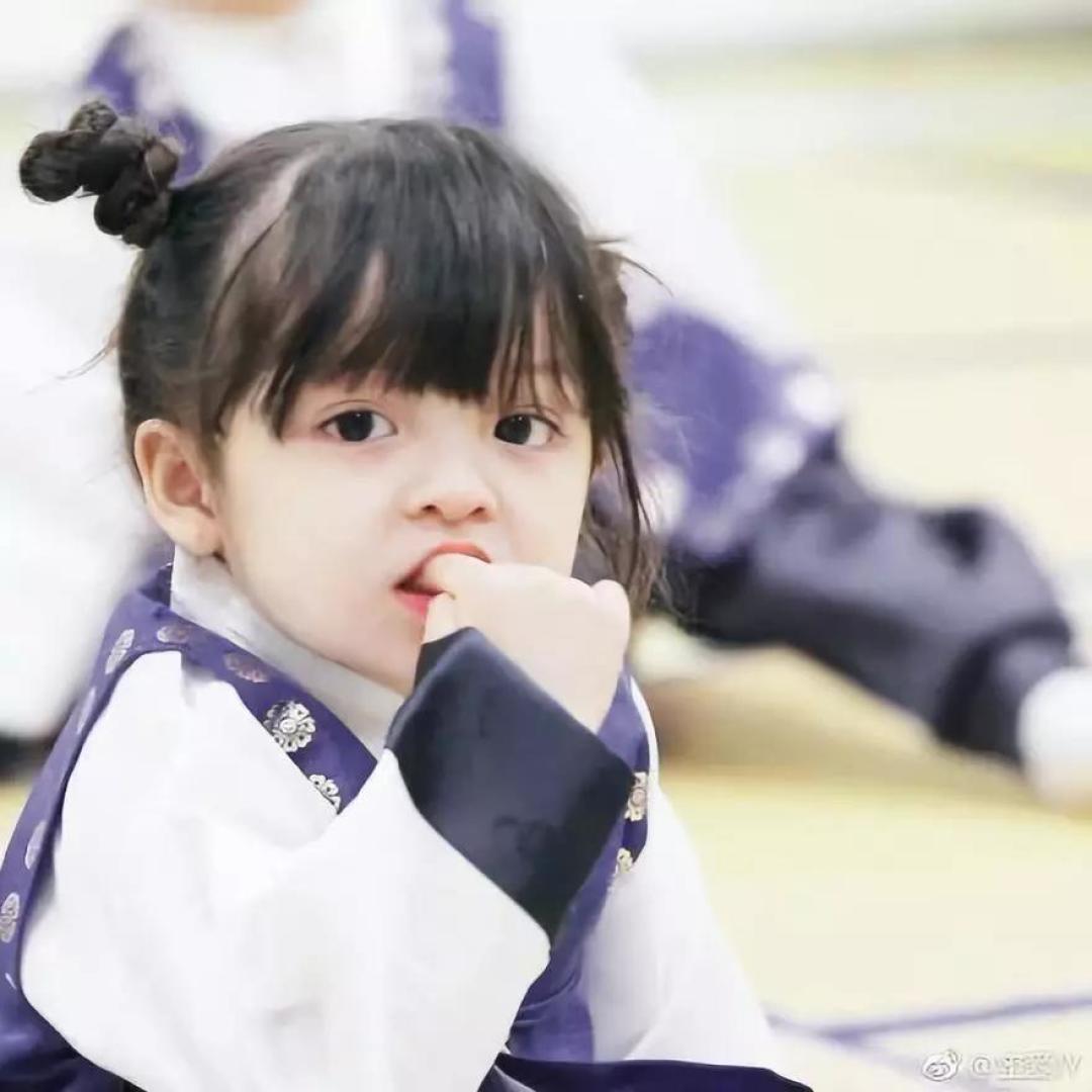 韩国吸粉无数的4岁女孩精通4国语言,又暖又萌,优秀的娃离不开爸爸的