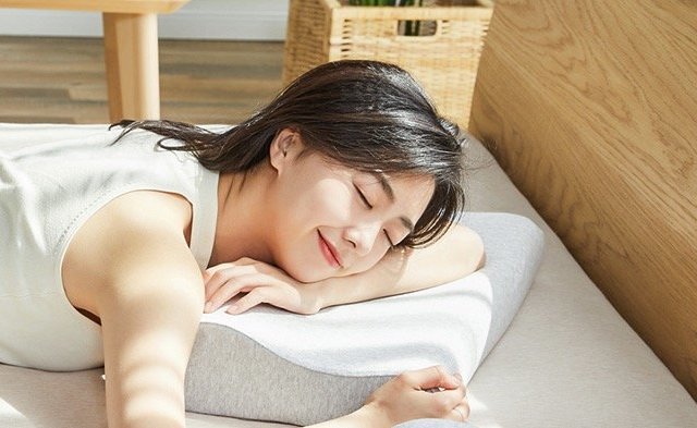如果喜欢侧卧，那么你需要一个高度合适的枕头。