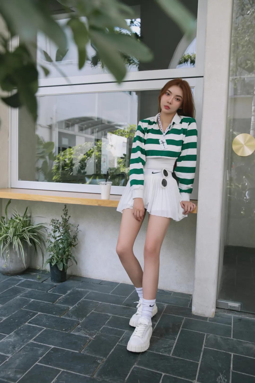 这么穿有两个好处,全身来看,会有胸部以下都是腿的错觉——所以我直接