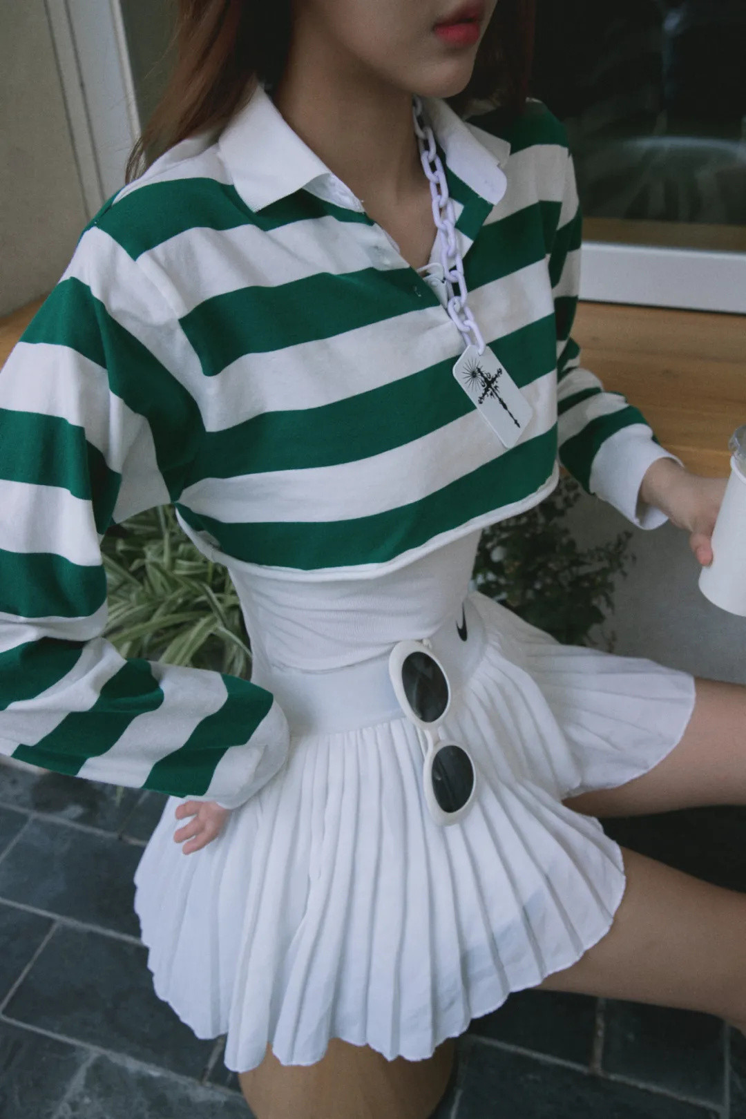 这么穿有两个好处,全身来看,会有胸部以下都是腿的错觉——所以我直接