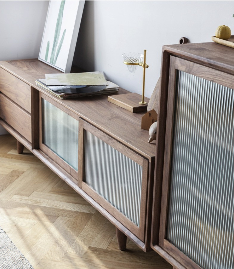 提升客厅颜值之选：及木玻璃门实木电视柜
