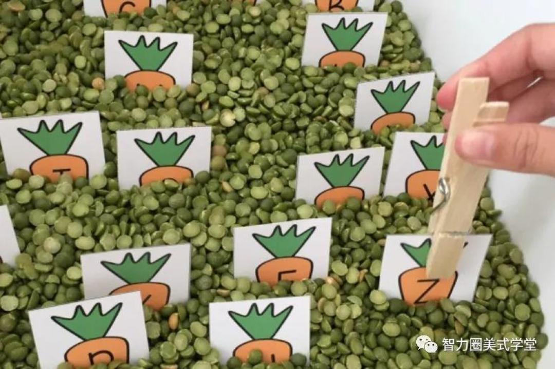 娃玩新玩具总是3分钟热度?快跟着美国妈妈做触感盒子,在家就能DIY出上百种游戏
