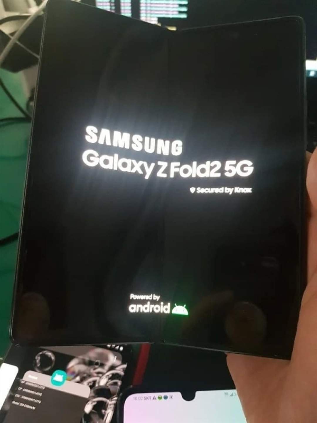 三星Galaxy Z Fold 2真机照曝光：刘海改挖孔、屏占比提升