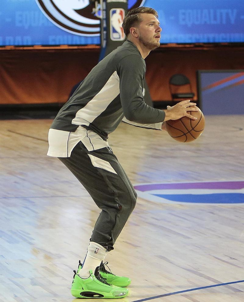 詹姆斯上脚 sacai x Nike！NBA 复赛开启，看看各路球星都穿了什么鞋