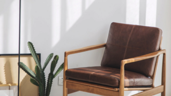 木邻真皮实木单人沙发在小米有品发售，助你享受舒适优雅片刻～