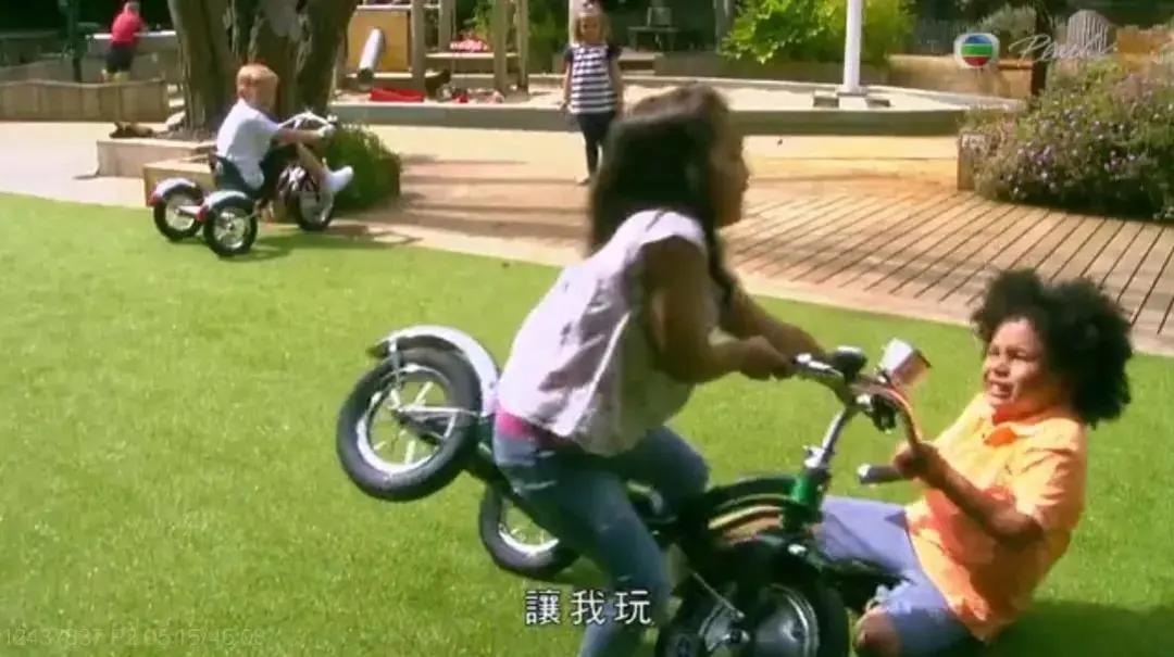 比起去学校娃更喜欢在家上网课?这部英国纪录片《孩子的小宇宙》,揭开了孩子逃避上学的秘密