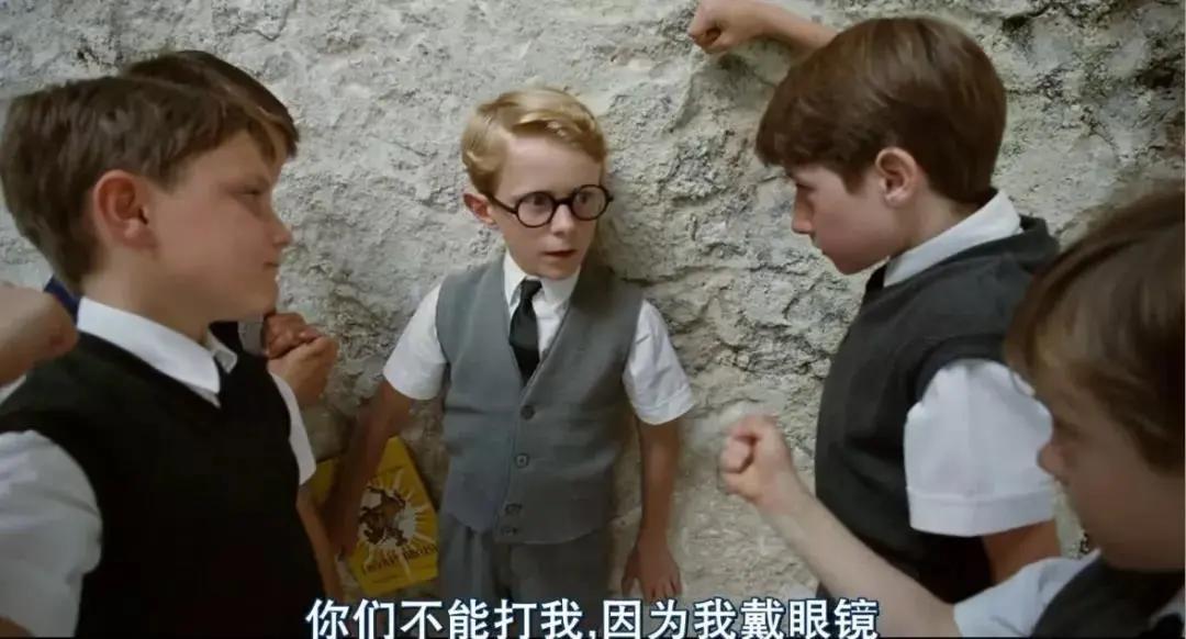比起去学校娃更喜欢在家上网课?这部英国纪录片《孩子的小宇宙》,揭开了孩子逃避上学的秘密