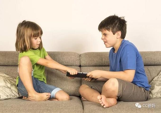 看完孩子抢玩具背后真正的秘密才明白原来护犊子和装大度都不对