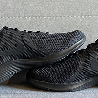 纯黑百搭很便宜的Nike REVOLUTION 4男子跑步鞋