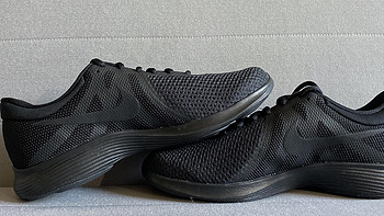 纯黑百搭很便宜的Nike REVOLUTION 4男子跑步鞋