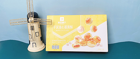 足足四层馅料，良品铺子芋泥流心蛋黄酥值不值得买？