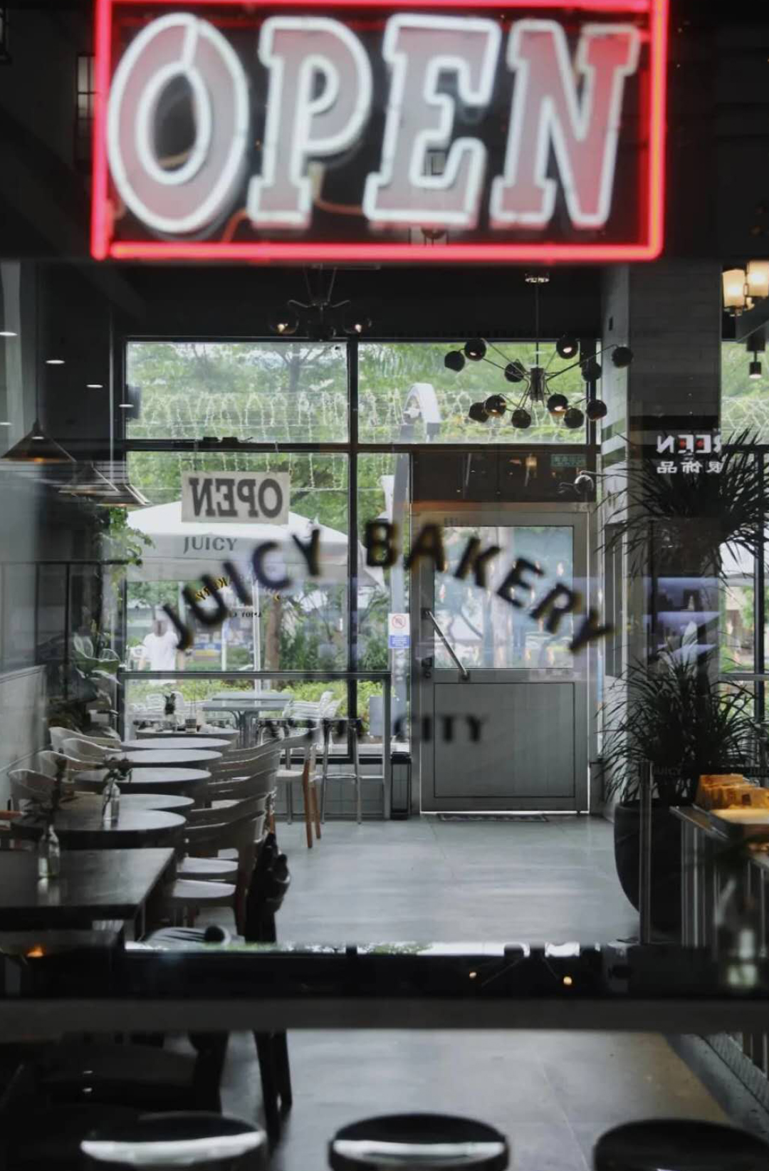 火遍街头的工业风网红烘焙店JUICY BAKERY,这家店顾客来了就不想走!