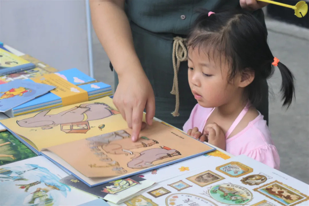关于绘本阅读你想知道的：给孩子读绘本有用吗？可以调整语句吗？可以指读汉字吗？