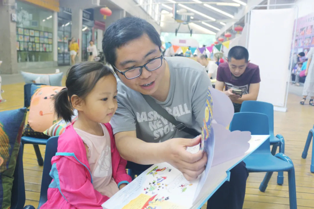关于绘本阅读你想知道的：给孩子读绘本有用吗？可以调整语句吗？可以指读汉字吗？