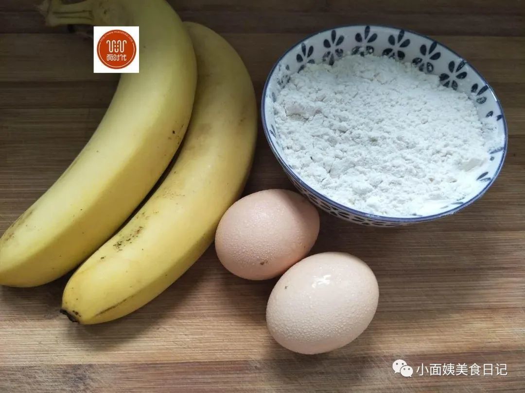 香蕉新吃法,和鸡蛋这样做出的小饼,酥软香甜,吃一次就爱上!