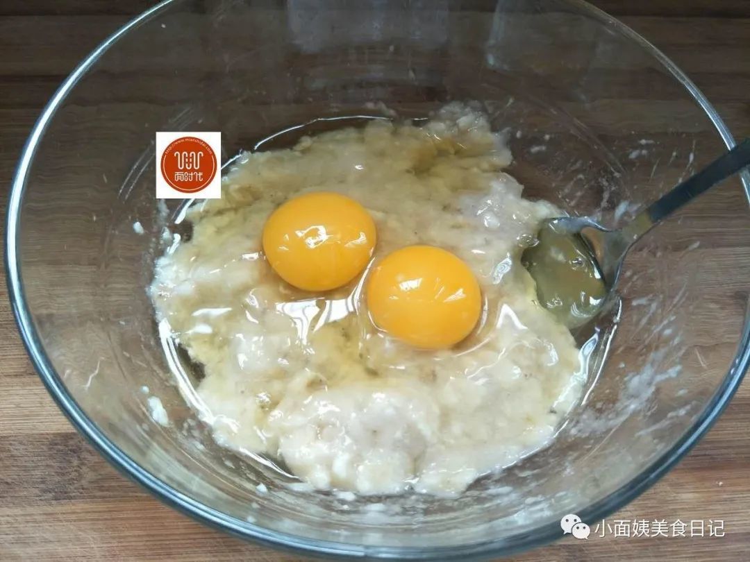 香蕉新吃法,和鸡蛋这样做出的小饼,酥软香甜,吃一次就爱上!