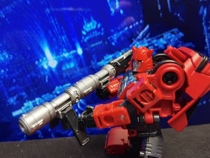 趁着相对较好的价格入手了几款,说到飞过山(cliffjumper)这个角色