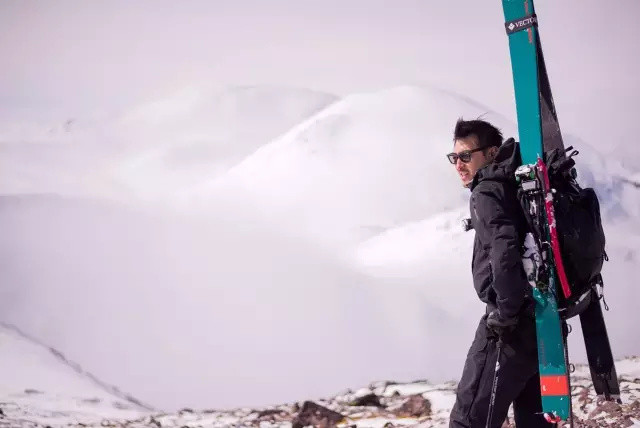 如果你打算在寒冷条件下剧烈有氧运动，如运动登山或滑雪，选择透气为主兼顾保暖的基础层是较为明智的选择，因为防止过热也是需要考虑的问题。图片来源：yamatomichi.blogspot.jp