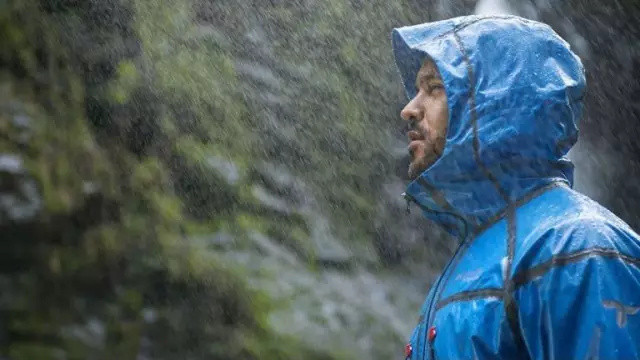 拒水透气面料是低强度风雨环境的高强度活动选择。图片来源：t3.com