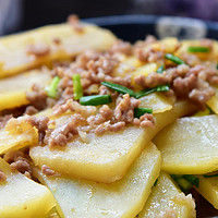 土豆这样比切丝省事，做好用勺子舀着吃更过瘾